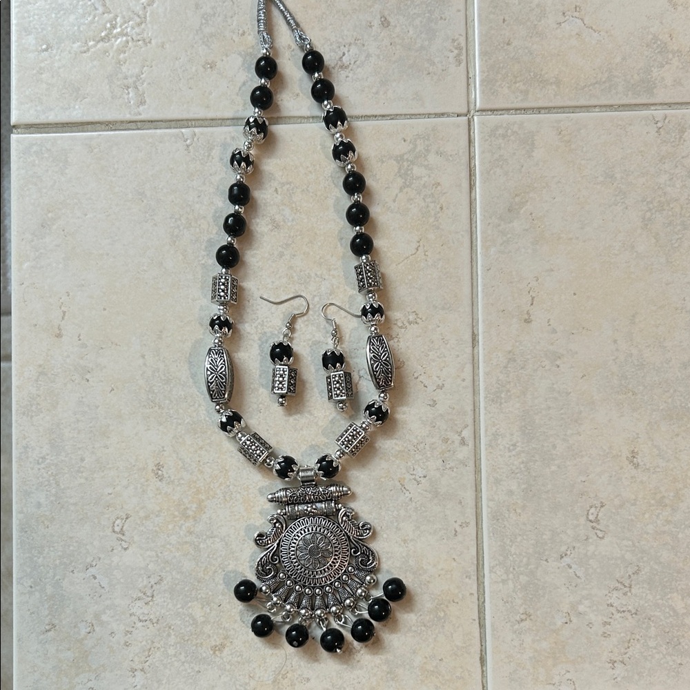 Elegant Silver and Black Necklace Set